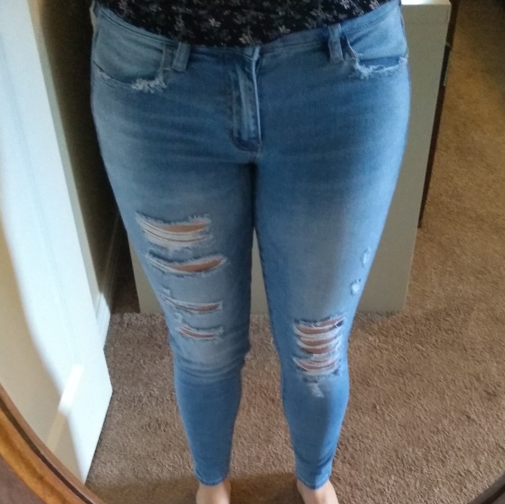 American Eagle jeggings with holes
